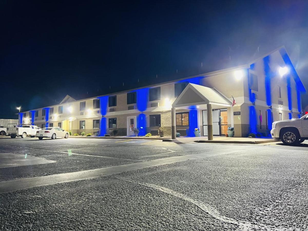 Hotel Super 8 By Wyndham Pratt Zewnętrze zdjęcie