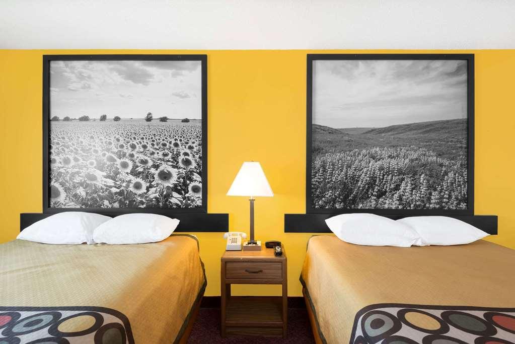 Hotel Super 8 By Wyndham Pratt Pokój zdjęcie