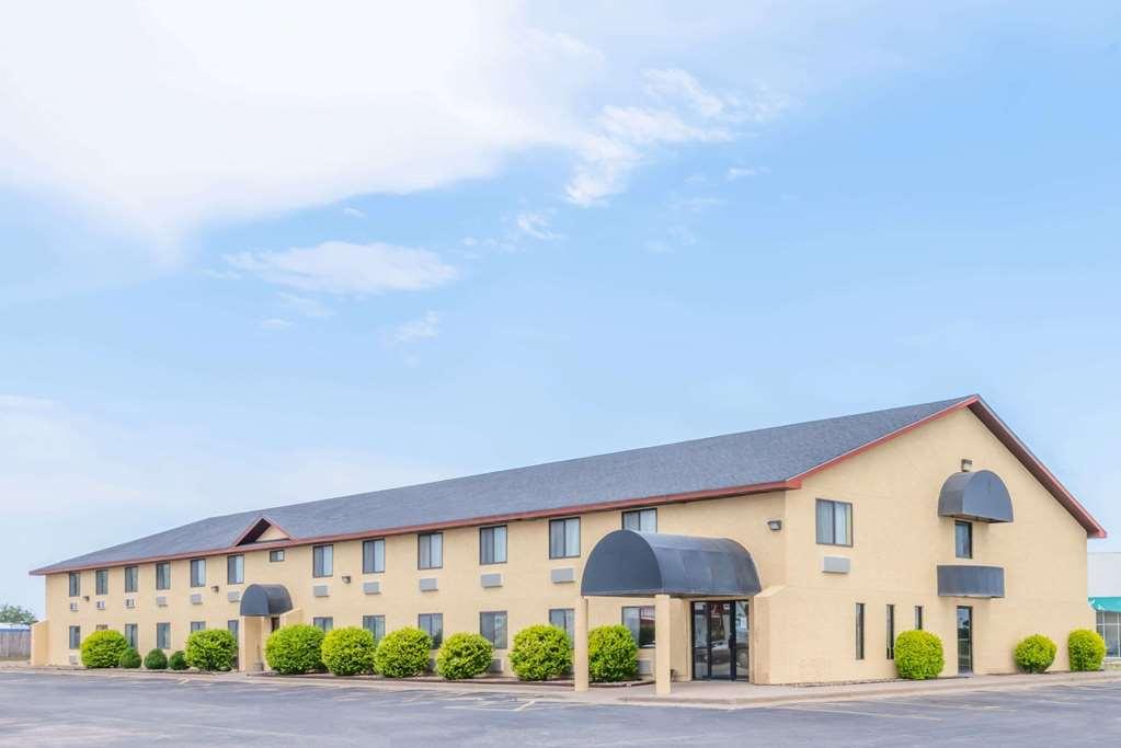 Hotel Super 8 By Wyndham Pratt Zewnętrze zdjęcie