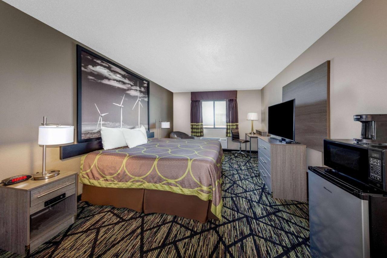 Hotel Super 8 By Wyndham Pratt Zewnętrze zdjęcie