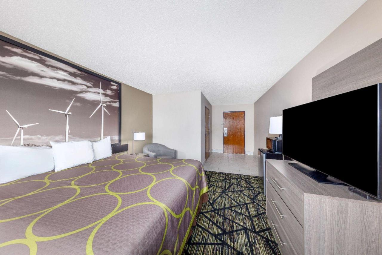 Hotel Super 8 By Wyndham Pratt Zewnętrze zdjęcie