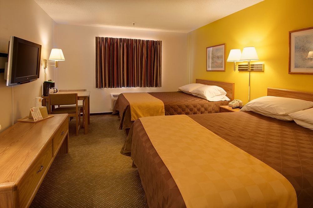Hotel Super 8 By Wyndham Pratt Zewnętrze zdjęcie