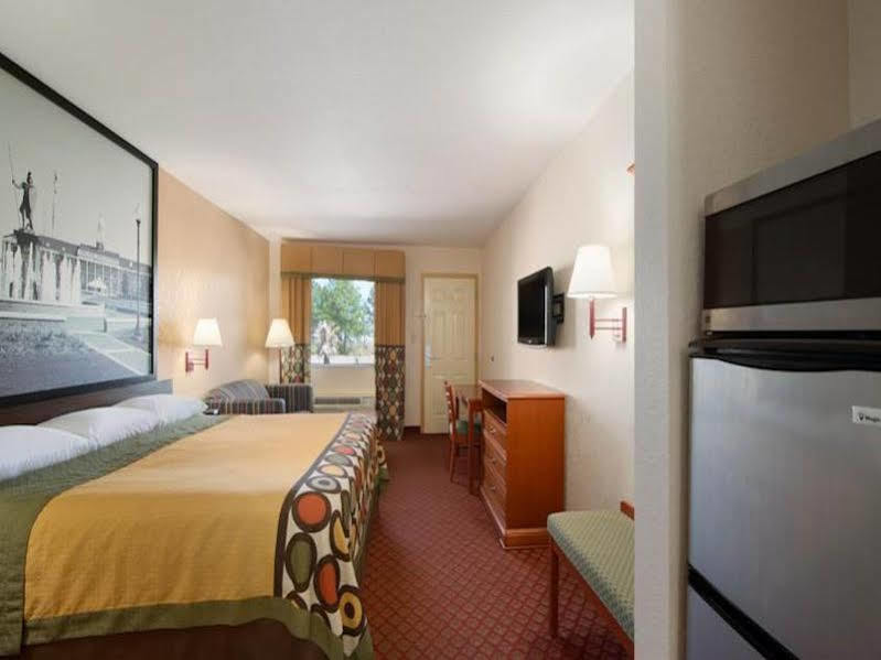 Hotel Super 8 By Wyndham Pratt Zewnętrze zdjęcie